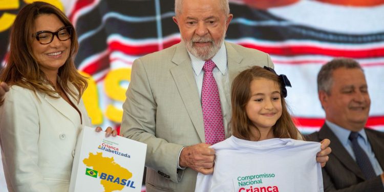 Lula diz que Estado falhou miseravelmente na alfabetização de crianças