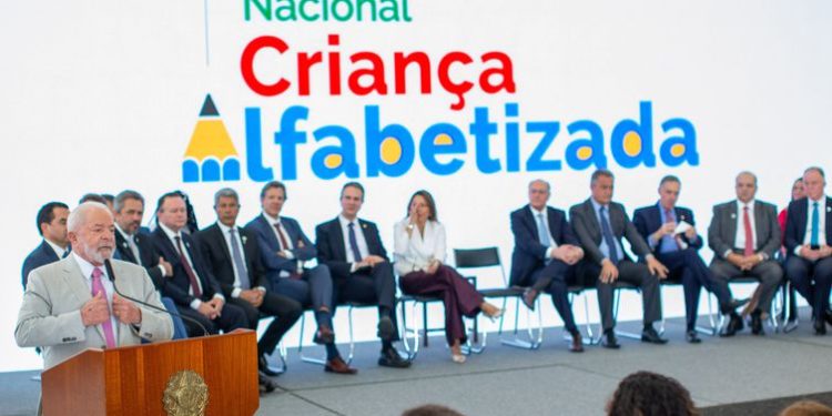 Governo federal deve investir R$ 3 bilhões para alfabetização na idade certa