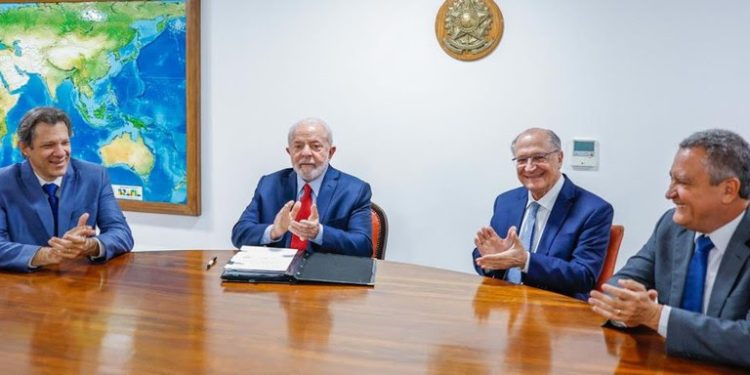 Lula assina MP que cria o Desenrola, para tirar até 70 milhões das dívidas