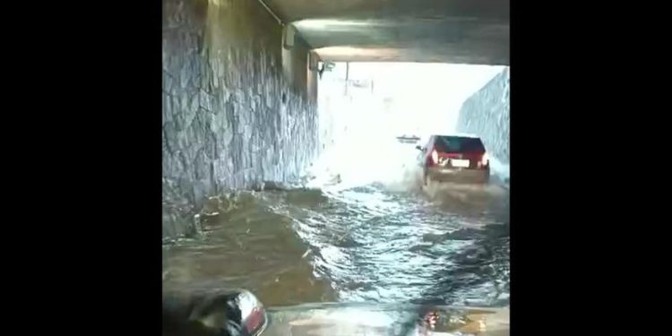 VÍDEO: Viaduto fica alagado após fortes chuvas em João Pessoa