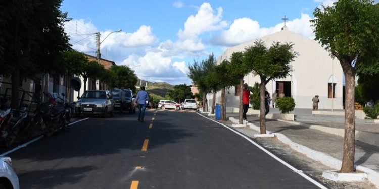 Governador inaugura travessia urbana e inspeciona reforma de escola em Carrapateira e São José de Piranhas