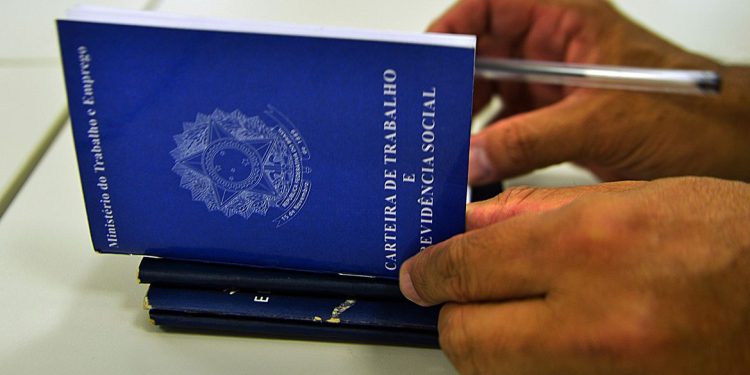 Desemprego recua para 8% no segundo trimestre