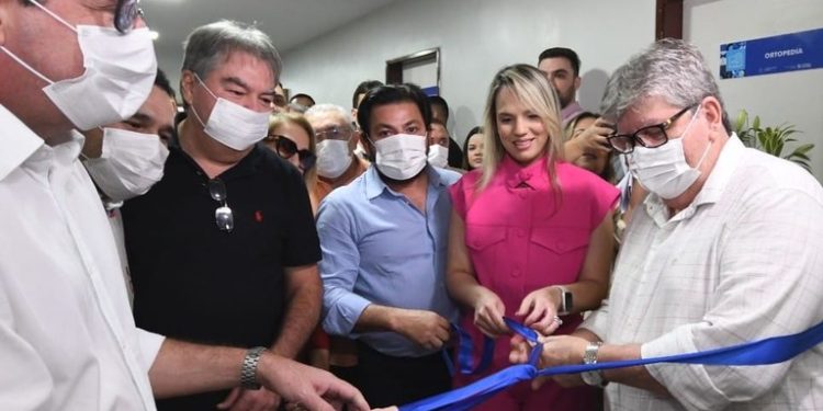 João entrega 21 leitos no Hospital Regional de Sousa, visita Caravana da Rede Cuidar e anuncia novos investimentos em saúde