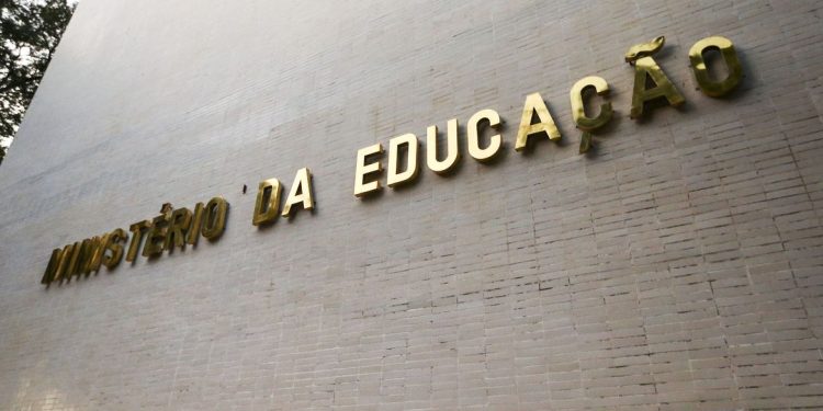 Governo federal vai encerrar programa de escolas cívico-militares