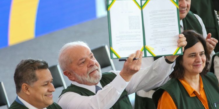 Lula sanciona lei do Mais Médicos