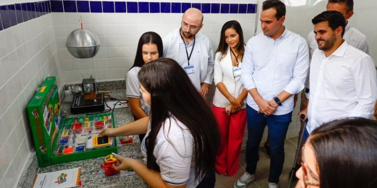 Governador em exercício entrega escola, travessia urbana e visita creche em Uiraúna e Bom Jesus