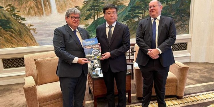 João Azevêdo discute parcerias na indústria e educação com o governo de Xangai