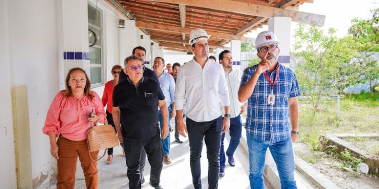 Governador em exercício faz visitas e inspeciona obras na ECIT Anésio Leão, em Campina Grande