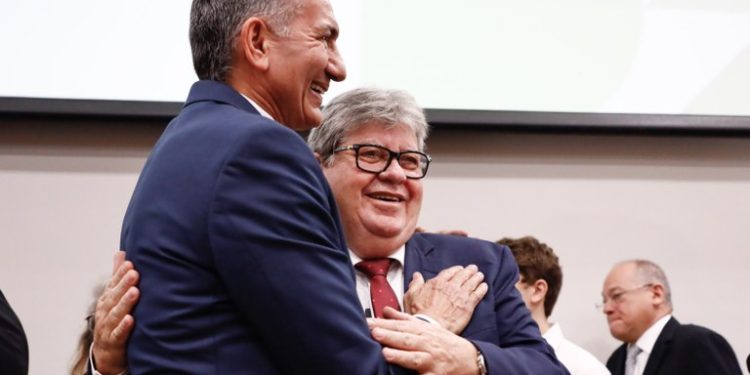 João Azevêdo prestigia posse de novo superintendente da Sudene e participa de reunião do Conselho da autarquia em Recife