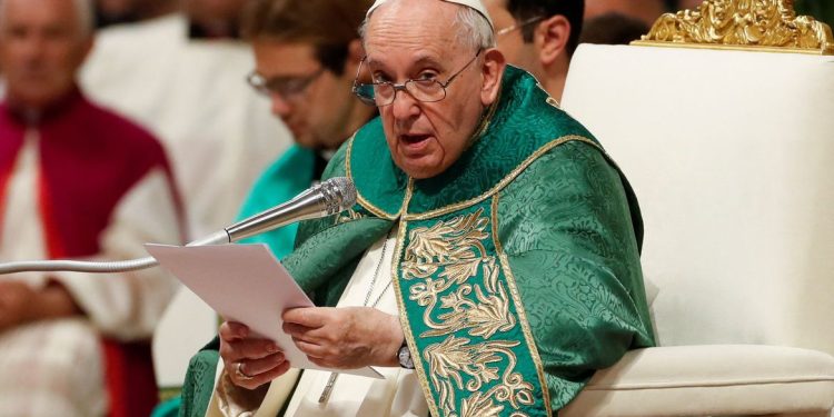 Papa diz a pessoa transgênero: “Deus nos ama como somos”