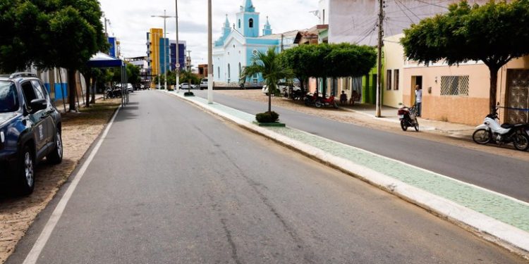 Governador em exercício entrega escola, travessia urbana e visita creche em Uiraúna e Bom Jesus