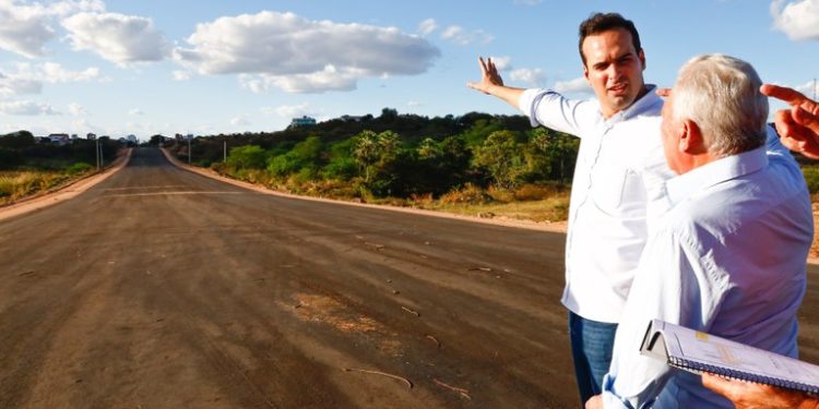 Lucas Ribeiro inspeciona obras de infraestrutura e mobilidade urbana em Cajazeiras