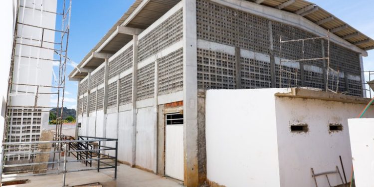 João Azevêdo entrega travessia urbana de Cachoeira dos Índios e visita obra de complexo educacional