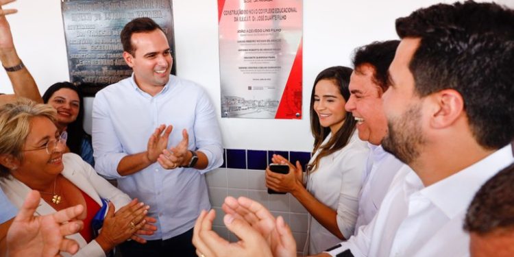 Governador em exercício entrega escola, travessia urbana e visita creche em Uiraúna e Bom Jesus
