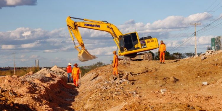 Lucas Ribeiro inspeciona obras de infraestrutura e mobilidade urbana em Cajazeiras