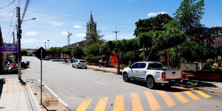 João Azevêdo entrega travessia urbana de Cachoeira dos Índios e visita obra de complexo educacional