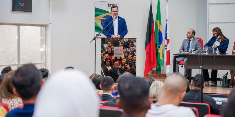 Lucas Ribeiro prestigia entrega de carteiras da OAB a novos advogados