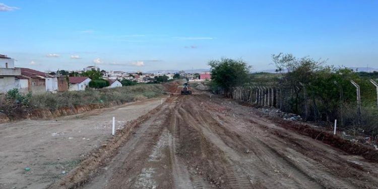 Prefeitura de Patos realiza abertura de via facilitando o acesso de moradores ao centro e bairro Liberdade