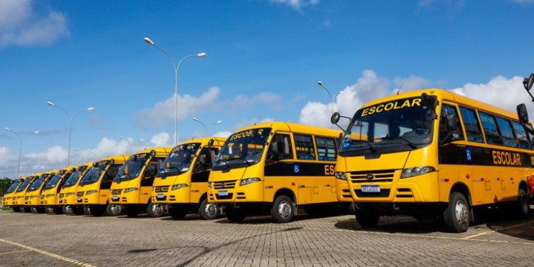 João Azevêdo entrega mais 60 ônibus escolares e garante conforto e segurança no transporte de alunos paraibanos