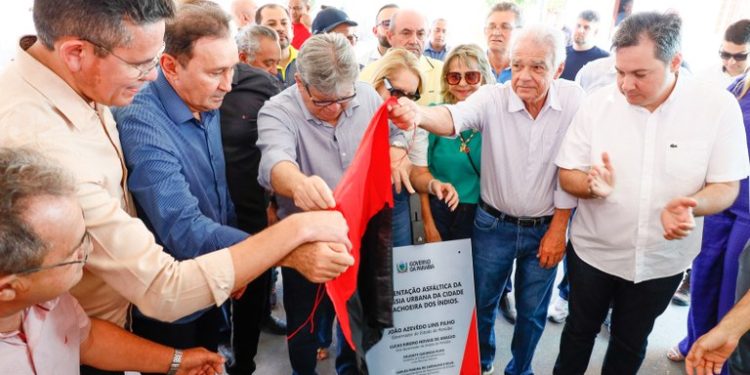 João Azevêdo entrega travessia urbana de Cachoeira dos Índios e visita obra de complexo educacional