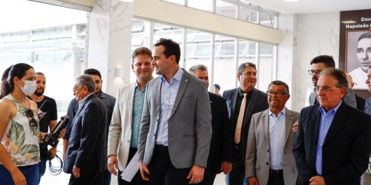 Lucas visita Hospital Napoleão Laureano e reforça parceria com instituição para fortalecer atendimento prestado aos paraibanos