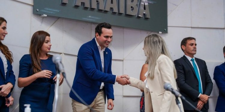 Lucas Ribeiro prestigia entrega de carteiras da OAB a novos advogados