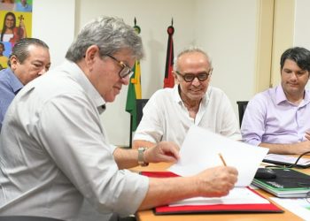 João e Cícero assinam convênio para construção de unidades habitacionais destinadas a moradores da antiga Comunidade Dubai