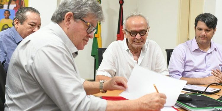 João e Cícero assinam convênio para construção de unidades habitacionais destinadas a moradores da antiga Comunidade Dubai