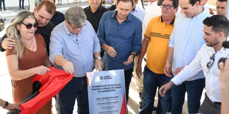 Governador inaugura travessia urbana e inspeciona reforma de escola em Carrapateira e São José de Piranhas