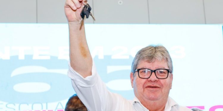 João Azevêdo entrega mais 60 ônibus escolares e garante conforto e segurança no transporte de alunos paraibanos