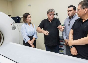 Adriano apresenta voto de aplauso a João e secretário de saúde por repasse de R$ 30 milhões a hospitais universitários