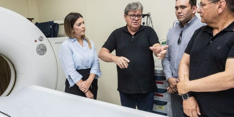 Adriano apresenta voto de aplauso a João e secretário de saúde por repasse de R$ 30 milhões a hospitais universitários