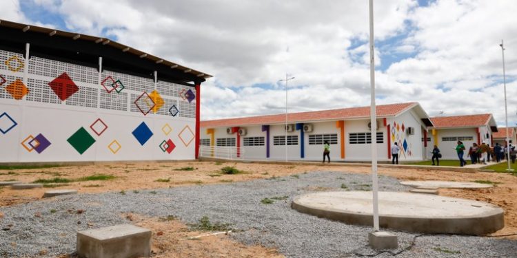 Governador em exercício entrega escola, travessia urbana e visita creche em Uiraúna e Bom Jesus