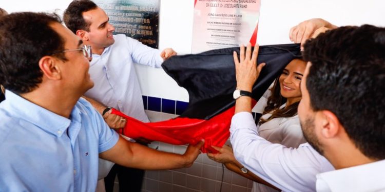Governador em exercício entrega escola, travessia urbana e visita creche em Uiraúna e Bom Jesus