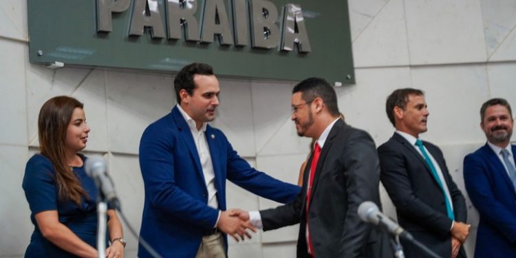 Lucas Ribeiro prestigia entrega de carteiras da OAB a novos advogados