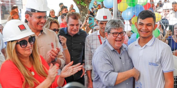 João Azevêdo entrega travessia urbana de Cachoeira dos Índios e visita obra de complexo educacional
