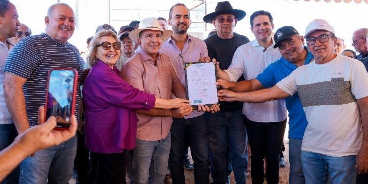 Nabor assina ordem de serviço para a construção do Centro de Comercialização de Animais e Produtos Agropecuários