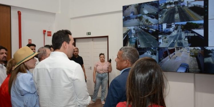 Governador em exercício visita Centro Integrado de Comando e Controle, em Patos