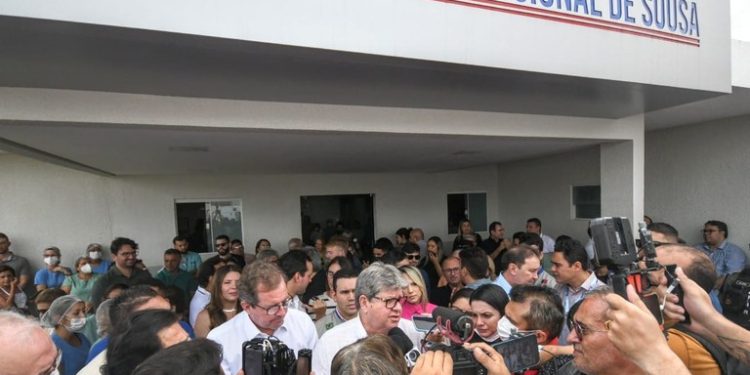 João entrega 21 leitos no Hospital Regional de Sousa, visita Caravana da Rede Cuidar e anuncia novos investimentos em saúde