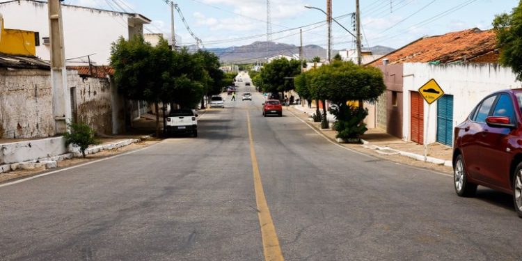 Governador em exercício entrega escola, travessia urbana e visita creche em Uiraúna e Bom Jesus