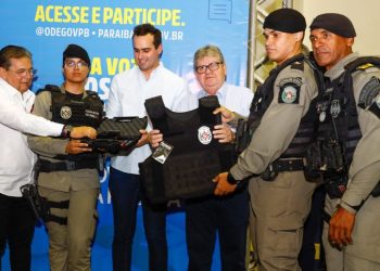 Polícia Militar recebe fardamento e equipamentos durante plenárias do Orçamento Democrático no Sertão