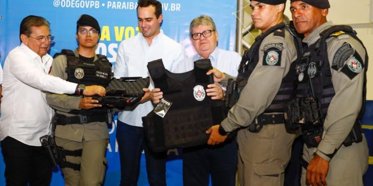 Polícia Militar recebe fardamento e equipamentos durante plenárias do Orçamento Democrático no Sertão