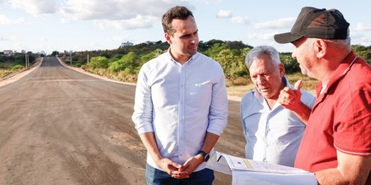 Lucas Ribeiro inspeciona obras de infraestrutura e mobilidade urbana em Cajazeiras