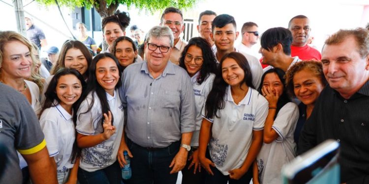 João Azevêdo entrega travessia urbana de Cachoeira dos Índios e visita obra de complexo educacional
