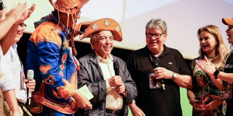 João Azevêdo prestigia evento de cultura pop Imagineland e homenageia cartunista Maurício de Sousa