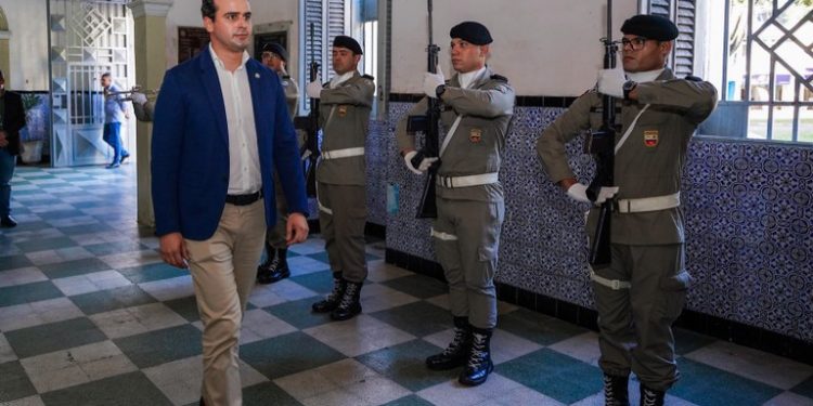 Governador em exercício recepciona integrantes da Polícia Nacional da Espanha e destaca projetos sociais implantados pela Polícia Militar