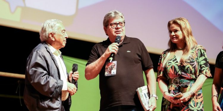 João Azevêdo prestigia evento de cultura pop Imagineland e homenageia cartunista Maurício de Sousa