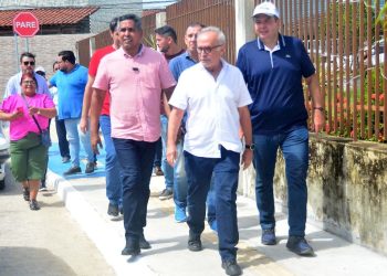 Com agenda especial em Mandacaru, Cícero Lucena e Leo Bezerra entregam pavimentação e urbanização de vias