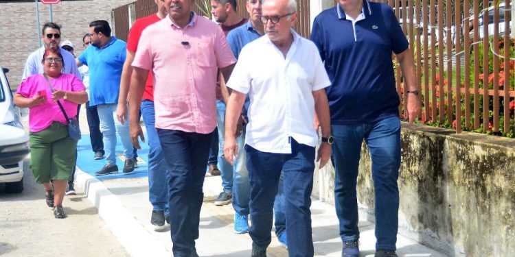 Com agenda especial em Mandacaru, Cícero Lucena e Leo Bezerra entregam pavimentação e urbanização de vias