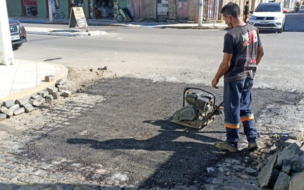 Prefeitura de Cajazeiras intensifica ações de recuperação da malha asfáltica da cidade